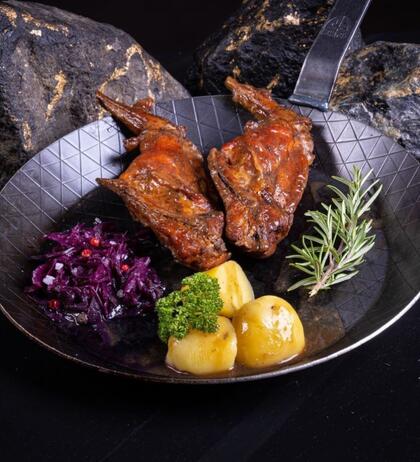 Produktbild fr '2 Kaninchenkeulen schonend gegart mit Bratensoe 650g'